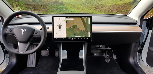 Bild "Ausbildungsangebot:Tesla3-Web.jpg"